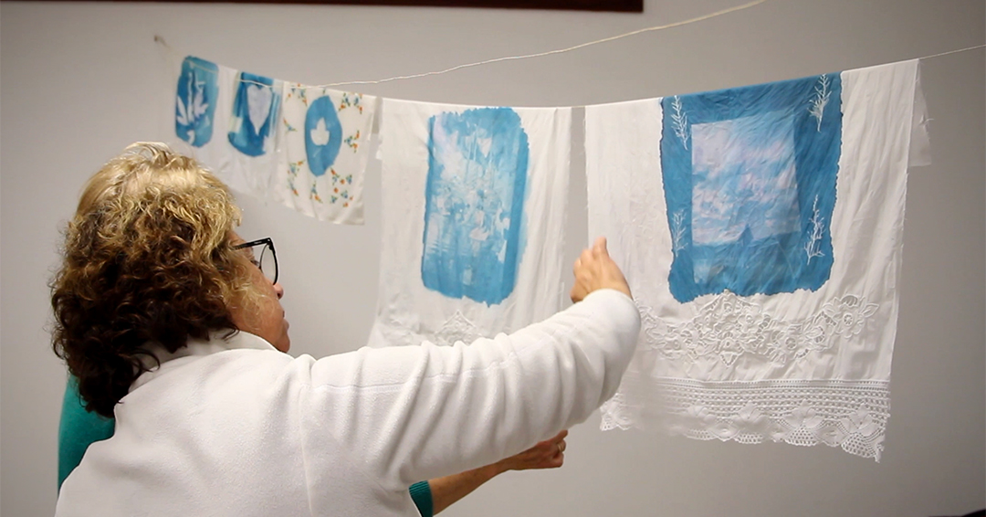 Participantes comentando as suas obras no obradoiro da Rúa